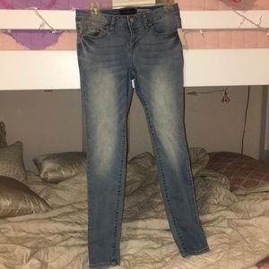 Light-Wash blue jeans jegging style